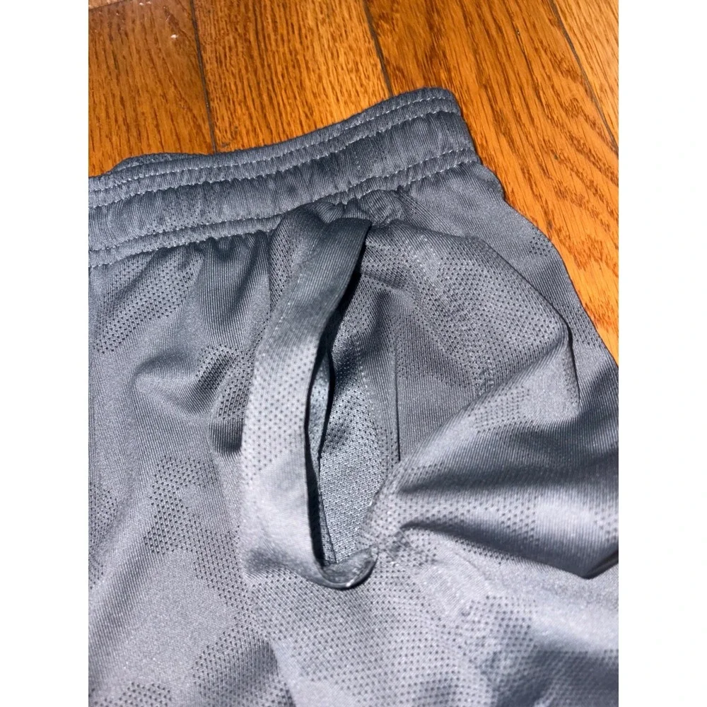 Under Armour Mens Grey Camo Athletic Shorts Loose Fit Size Medium 9 Inseam